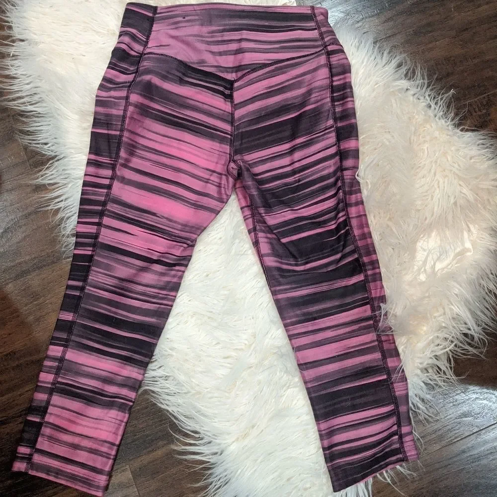 Nike ✔️ Capri's Pink and black patterned size S